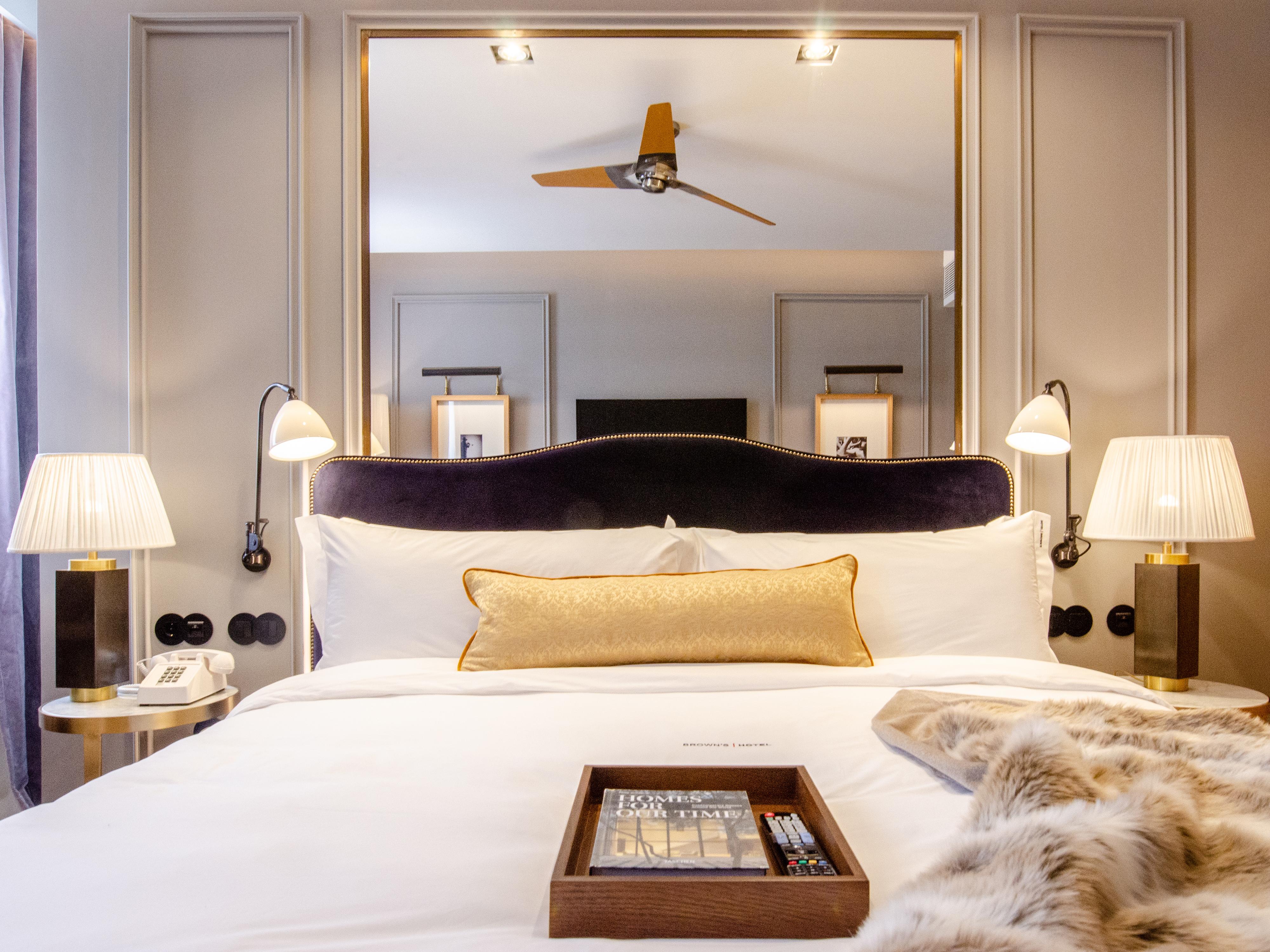 Browns Avenue Hotel Lisabona Exterior foto A bedroom at The Carlyle