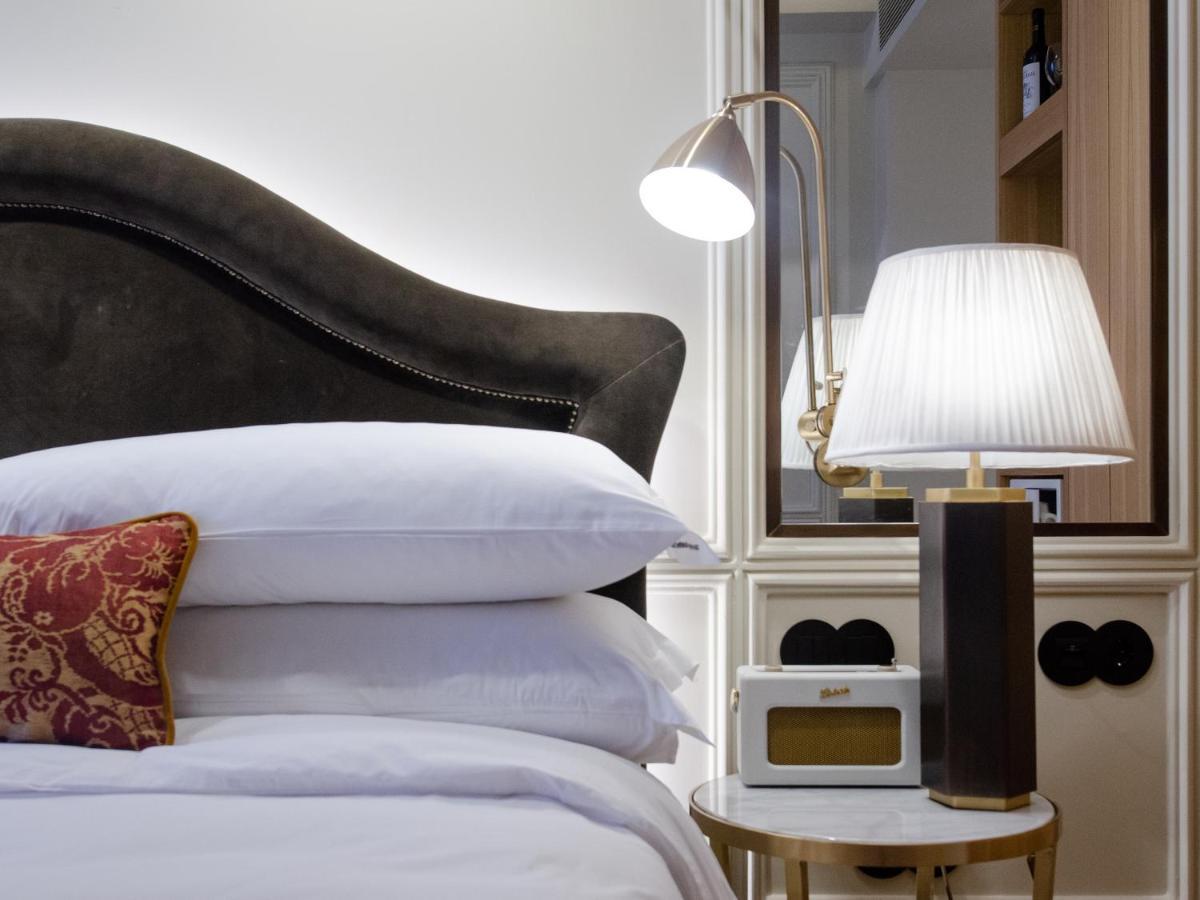 Browns Avenue Hotel Lisabona Exterior foto A lamp on a bedside table