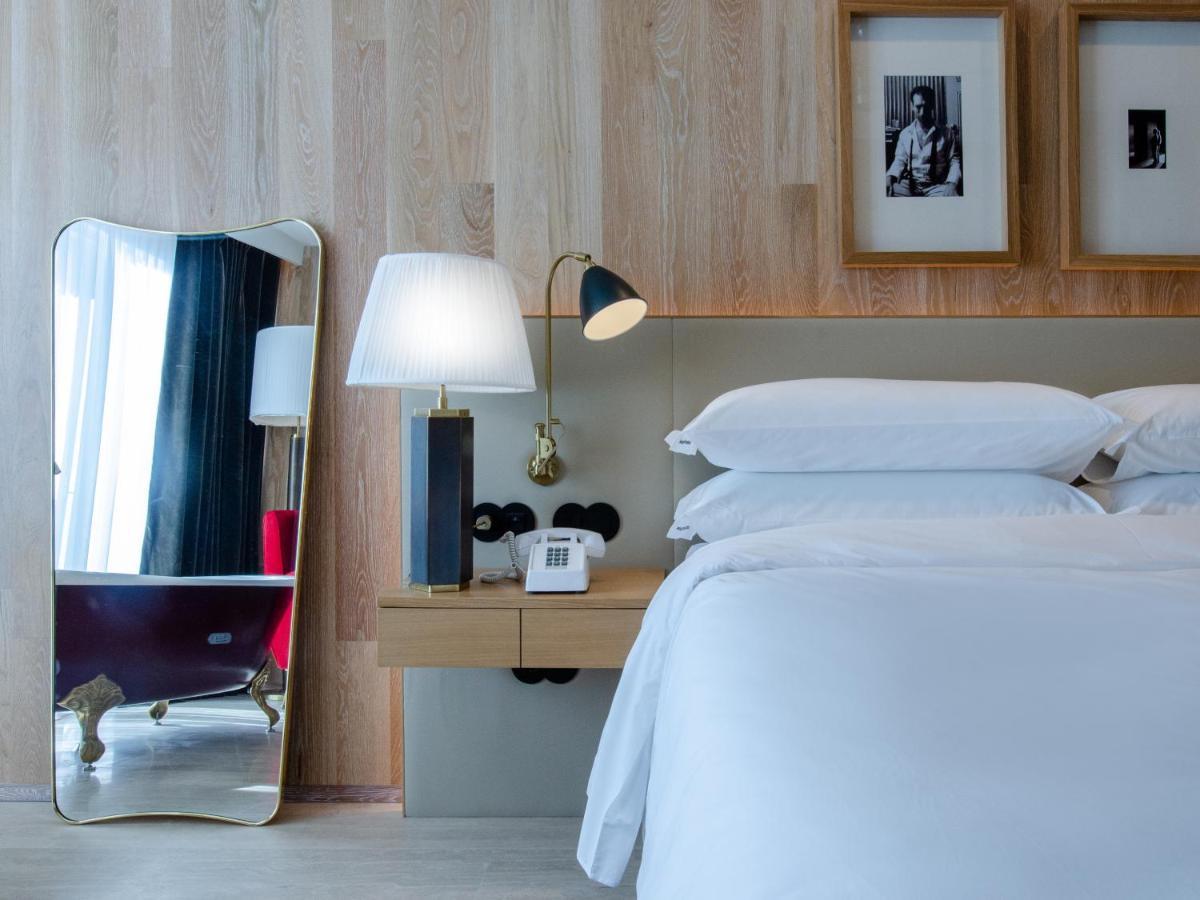 Browns Avenue Hotel Lisabona Exterior foto A bedroom at the Standard East Village