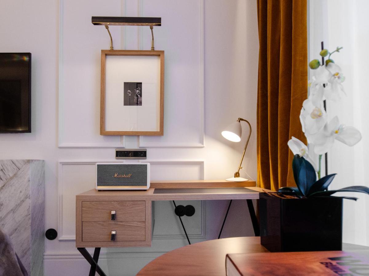 Browns Avenue Hotel Lisabona Exterior foto A wall-mounted picture light