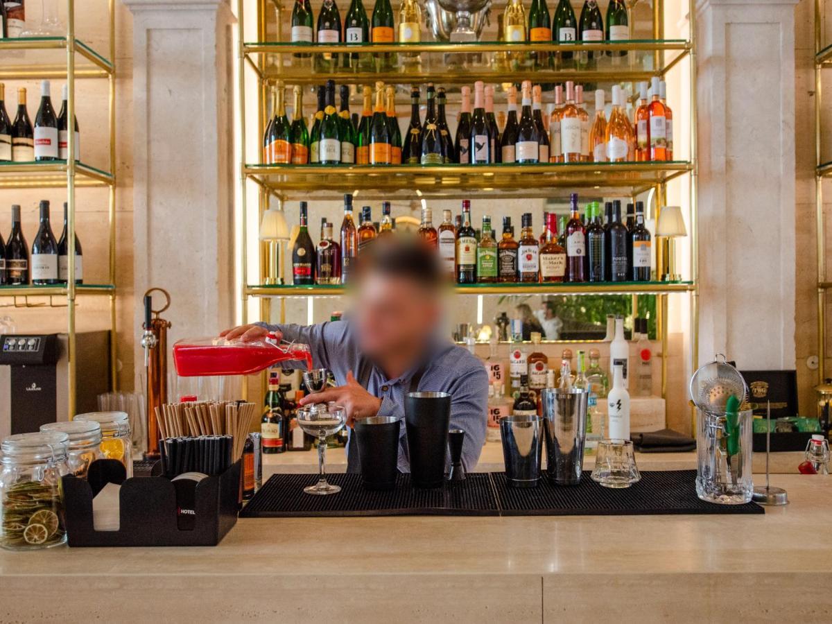 Browns Avenue Hotel Lisabona Exterior foto A bartender at work