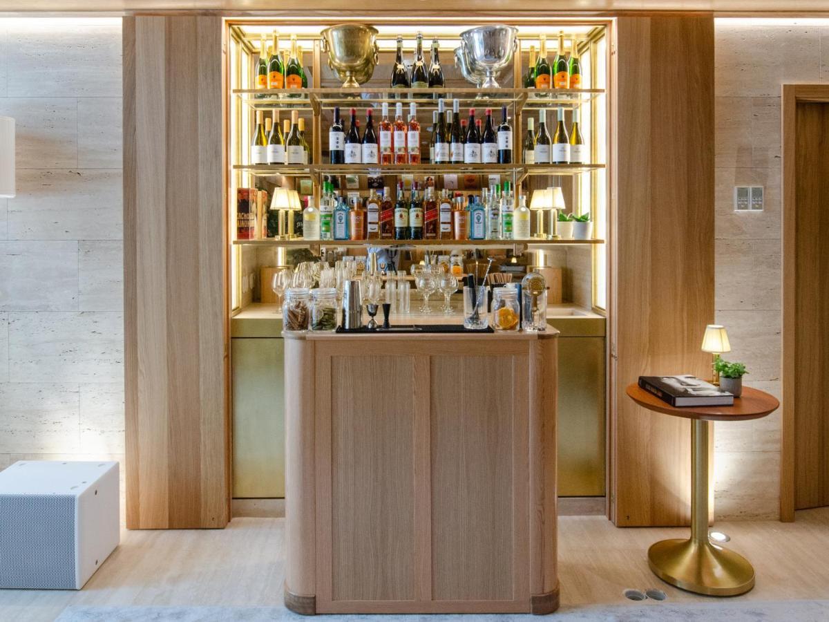 Browns Avenue Hotel Lisabona Exterior foto The bar at the 100 Queen's Gate