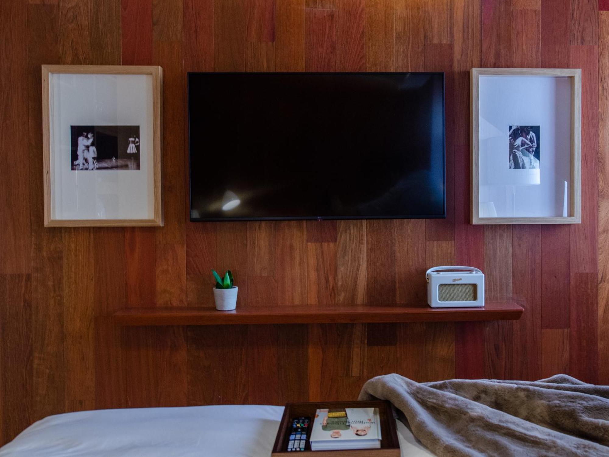 Browns Avenue Hotel Lisabona Cameră foto A television set mounted on a wall